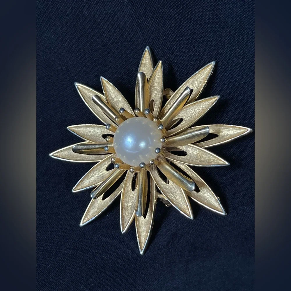 Vintage gold tone brooch large fake pearl